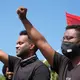 Zwei Männer heben jeweils ihre rechte, zur Faust geballten Hand als Zeichen für den "Black lives matter"-Protest